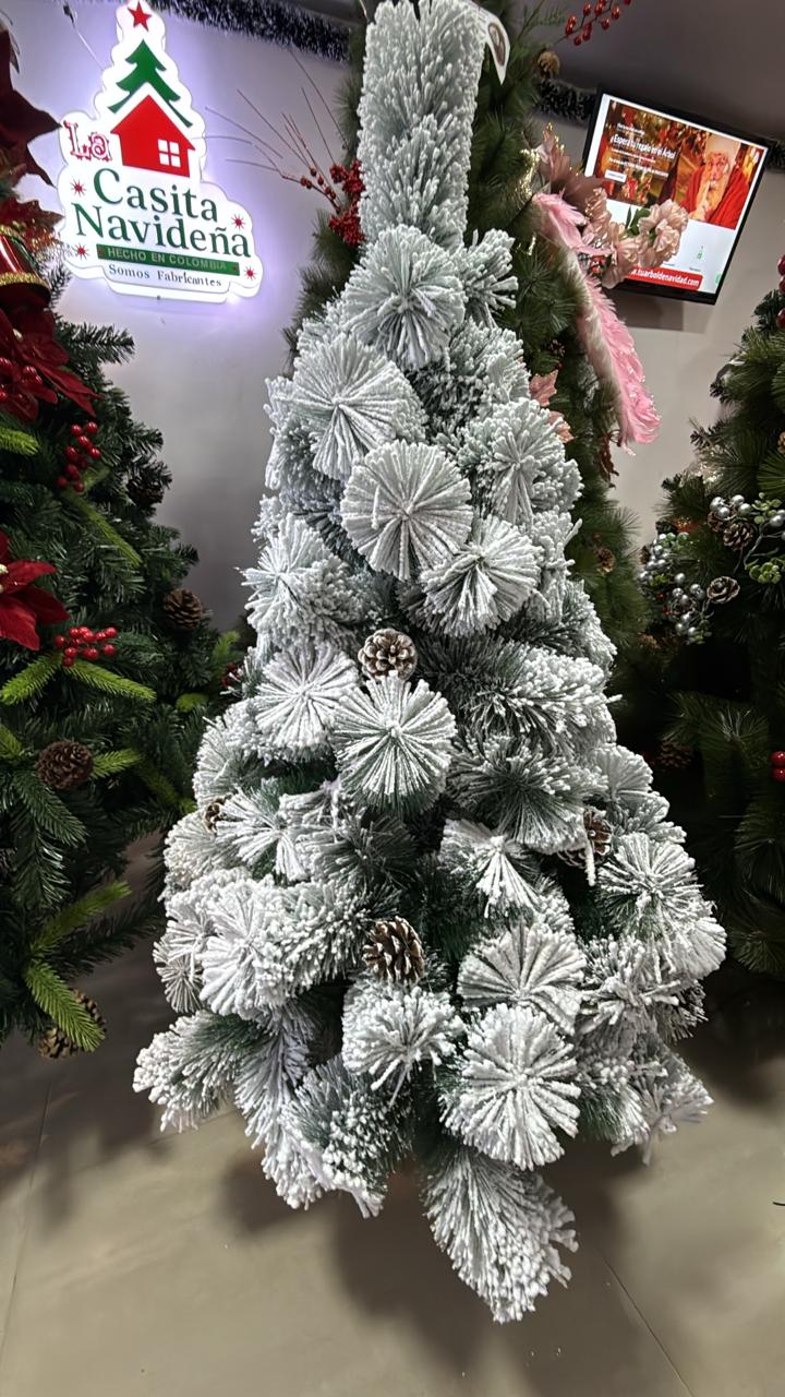 arbol nevado con rama amplia y piñas incrustadas arbol nevado con rama amplia y piñas incrustadas